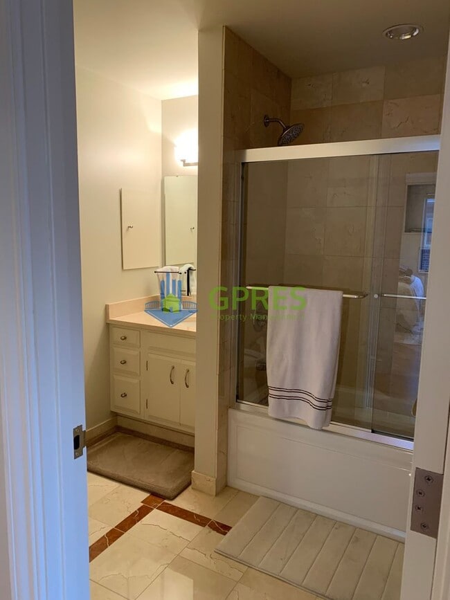 Building Photo - 5425 Fifth Ave