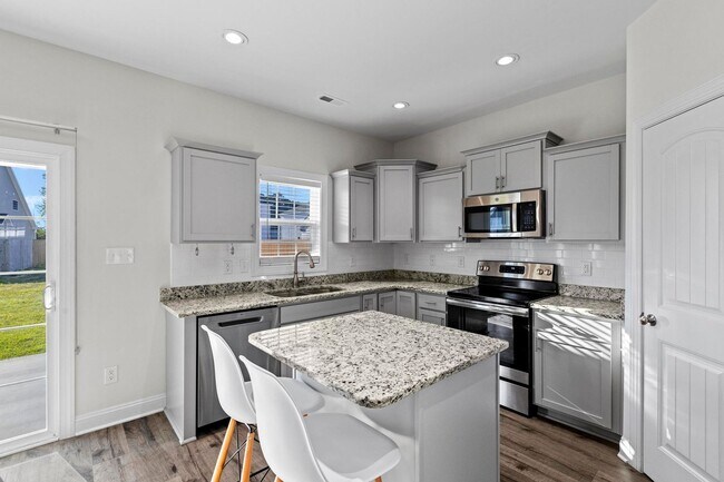 Building Photo - Large 4 bedroom in The Shores and Windpointe!