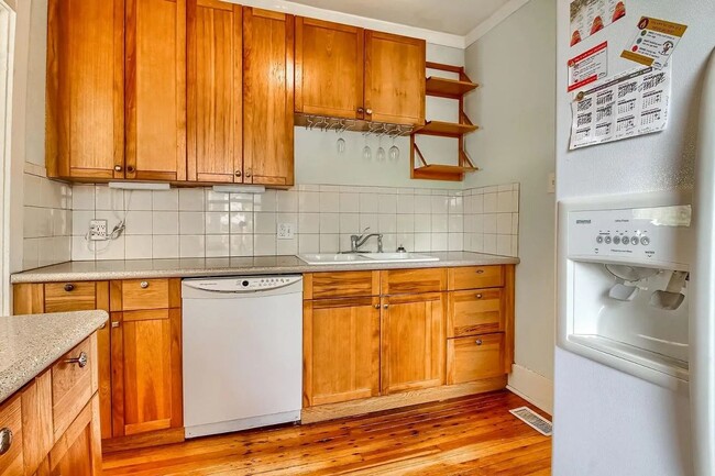 Building Photo - Charming 3-Bedroom Bungalow with Oversized...