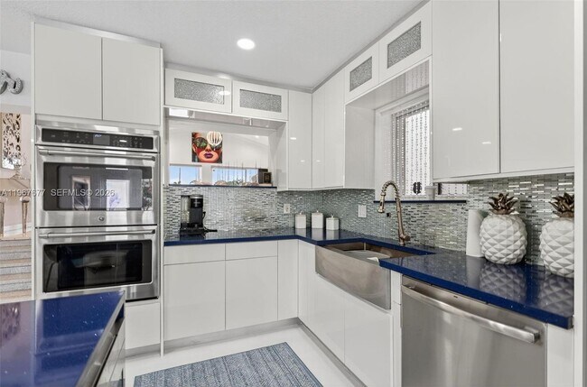 Building Photo - 317 S Riverside Dr