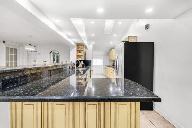 Building Photo - 19720 NE 26th Ave