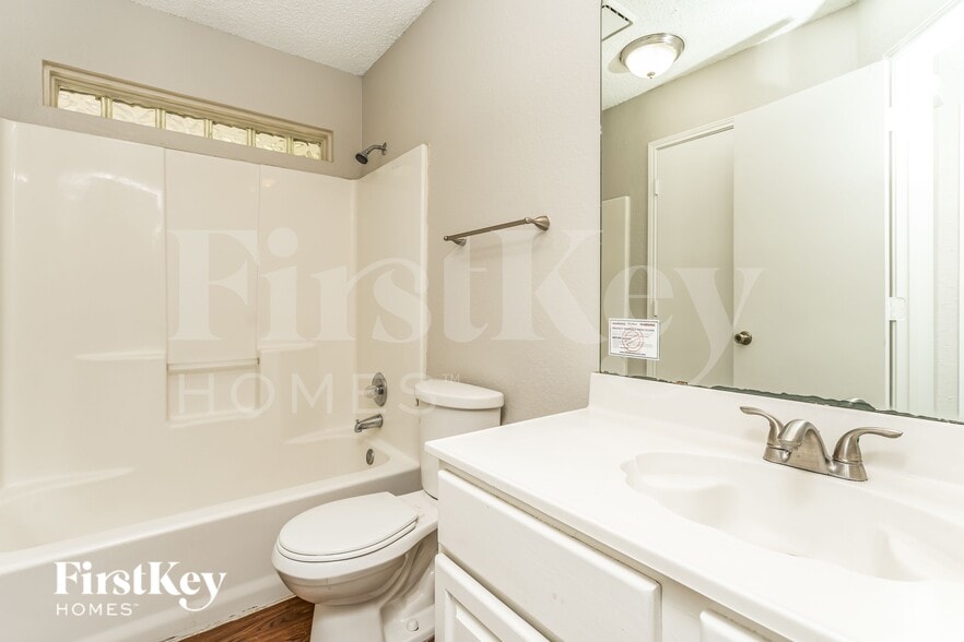 Building Photo - 606 Plainview Dr