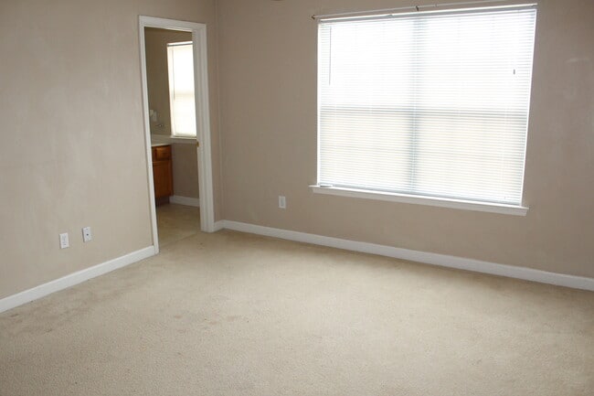 Building Photo - Beautiful 2 bed/2.5 bath condo in Witchduc...