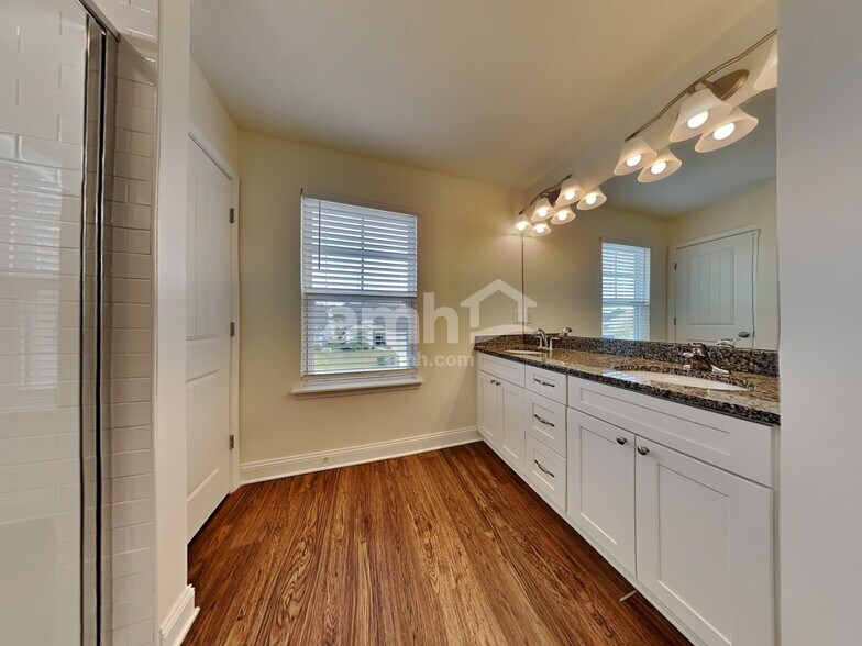 Building Photo - 3120 Creek Village Ln