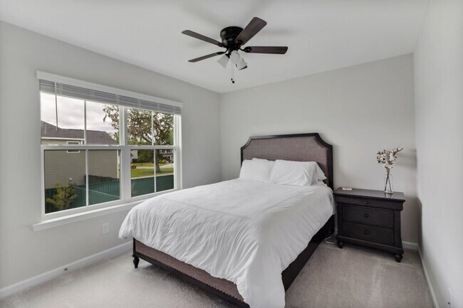 Building Photo - Lovely 4 Bedroom, 2 bath home in The Commons, Richmond Hill