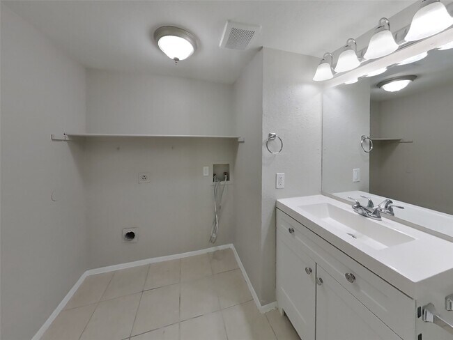 Building Photo - 24022 4 Sixes Ln