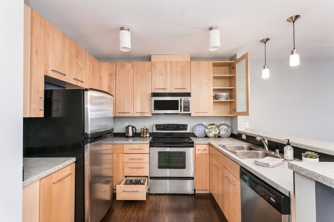 Building Photo - East Queen Anne Seattle 2 Bedroom Apartment for Rent | Lake Union Views, Rooftop Deck, In-Unit La...