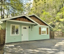 Building Photo - Cozy Cottage