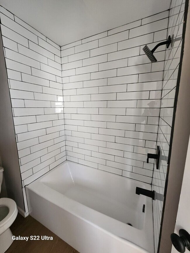 Building Photo - "Charming 3-Bedroom Townhouse: Your Ideal ...