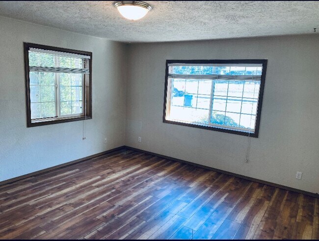 Building Photo - Silverton Duplex #13146