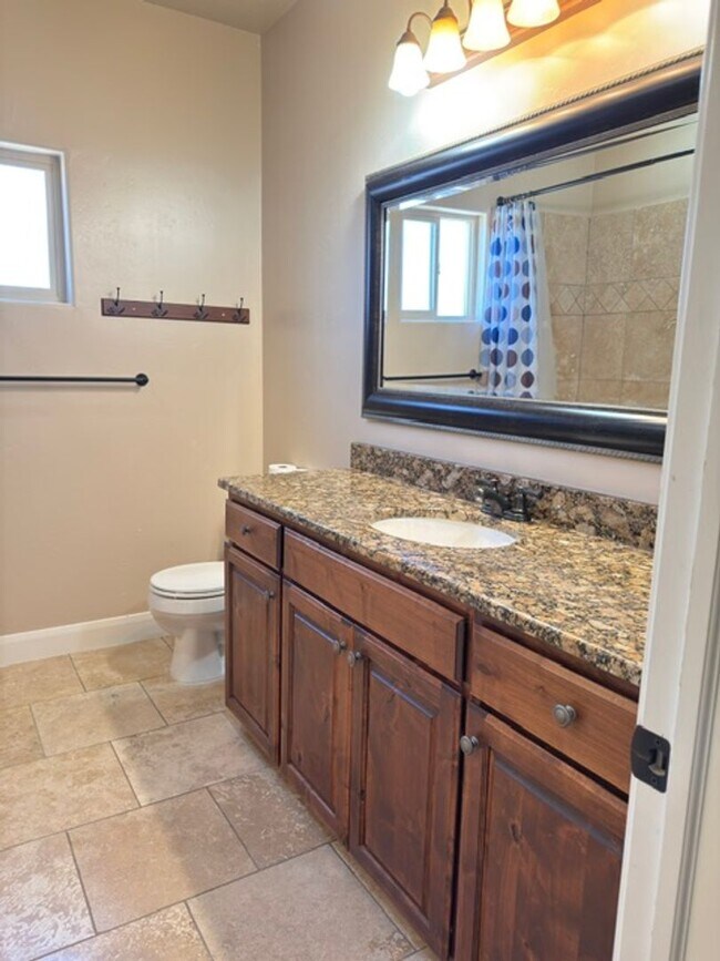 Building Photo - Gorgeous 6 Bedroom Home in Washington!