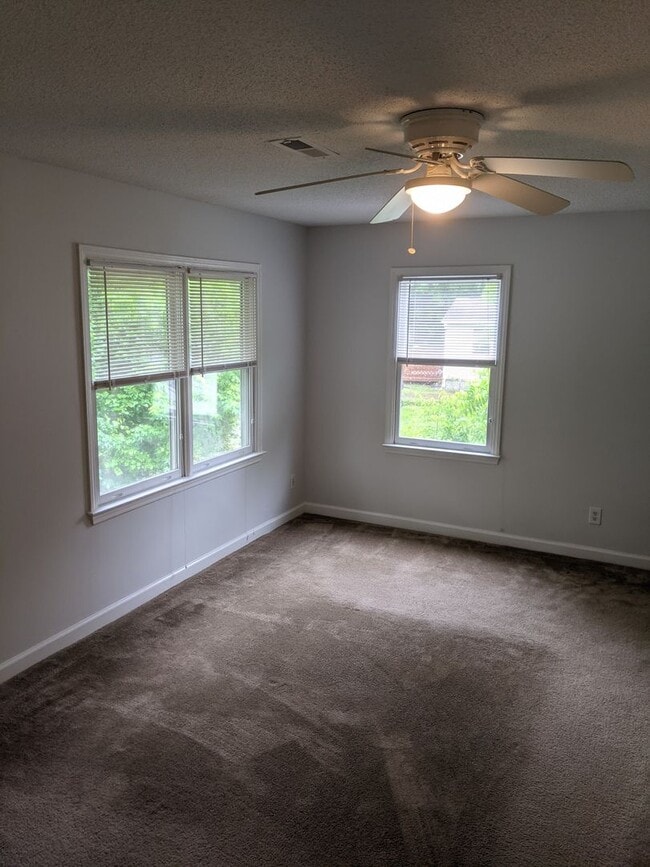 Building Photo - 105 Starlite Dr