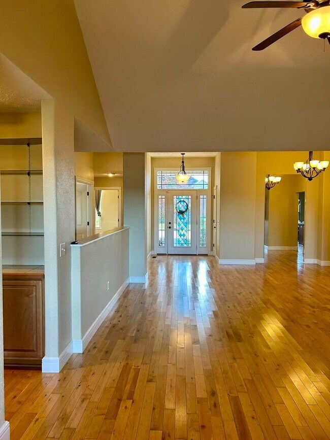 Building Photo - 5 bedroom and 3 bathroom two level house