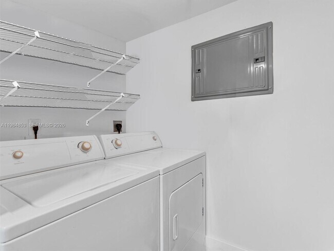 Building Photo - 17150 N Bay Rd