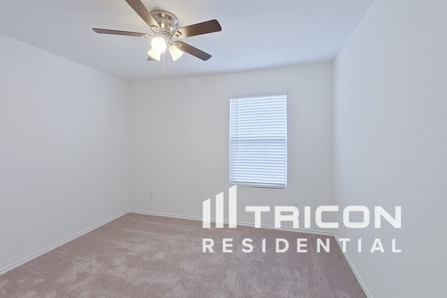 Building Photo - 2411 Carlow Ln