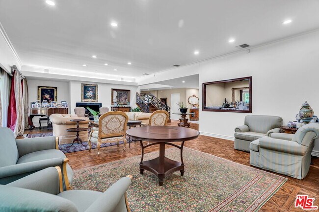 Building Photo - 701 Sierra Dr