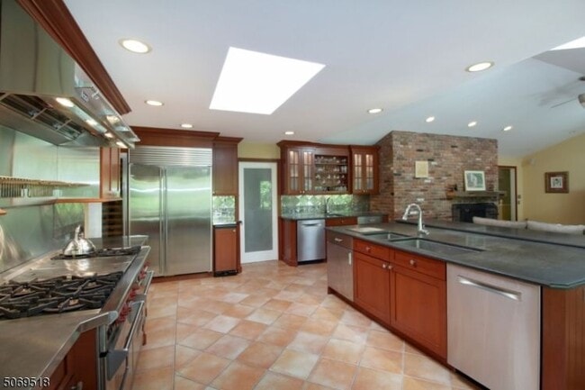 Building Photo - 3 India Brook Dr