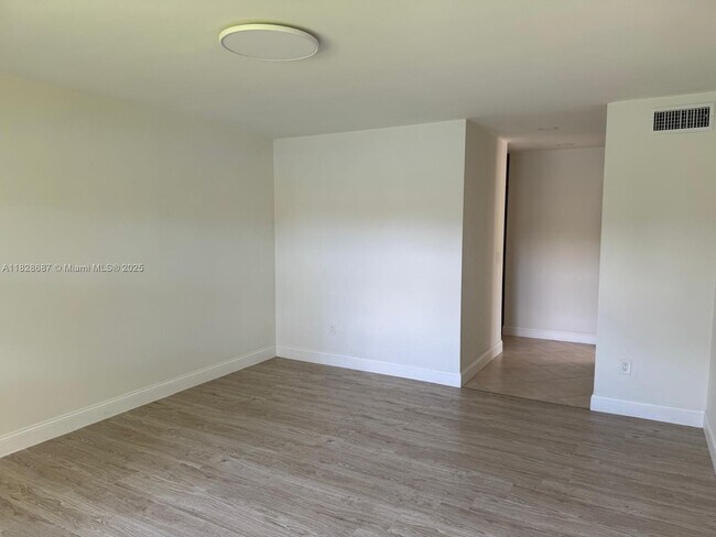Building Photo - 9293 Vista Del Lago
