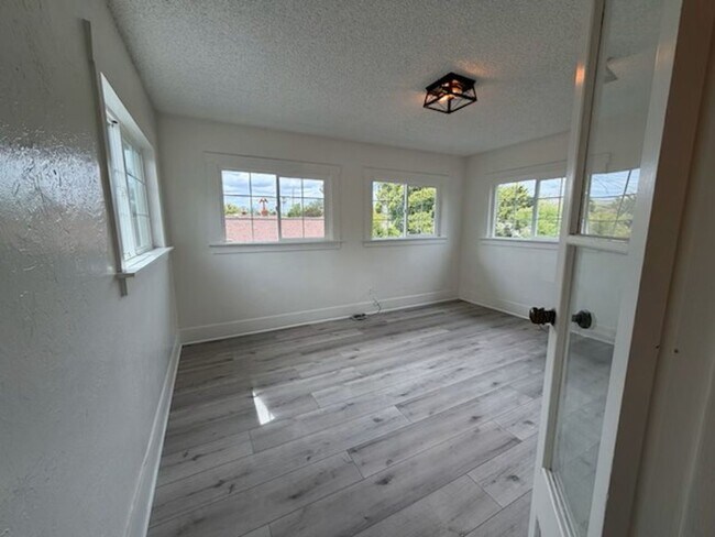 Building Photo - Updated Home Near UCD Med Center Available Now!