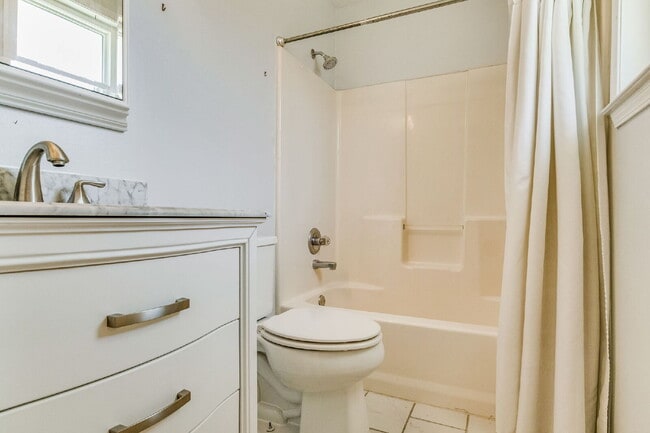 Building Photo - Welcome to your dream home! This stunning 4-bedroom, 3-bathroom residence is perfectly situated n...