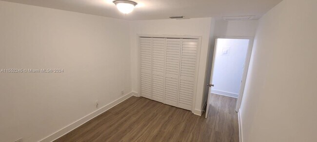 Building Photo - 3856 S Circle Dr