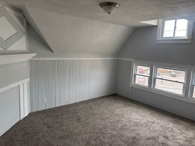 Building Photo - Charming 7-Bedroom Property in Prime Location