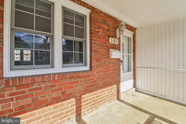 Building Photo - 250 Lynhaven Dr