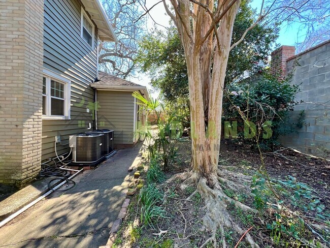 Building Photo - 2417B Clark Street