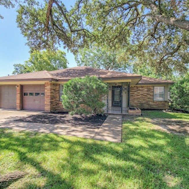 Building Photo - Charming Willowbrook Three-Bedroom Home!