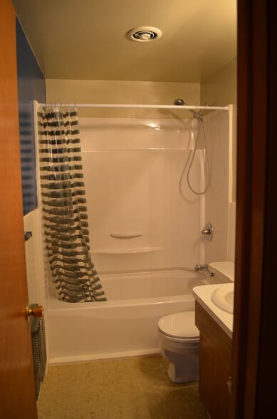 Bathroom - 606 S Halvorson St