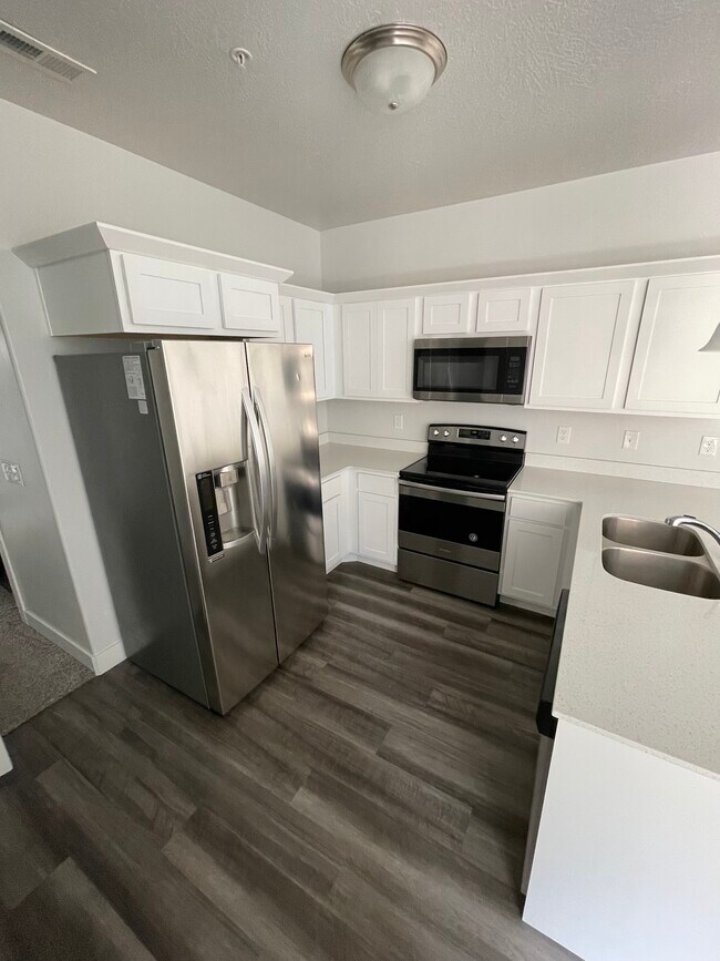 Building Photo - H-204