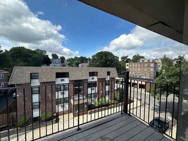 Building Photo - Large Studio - Balcony - Pool - Close to T