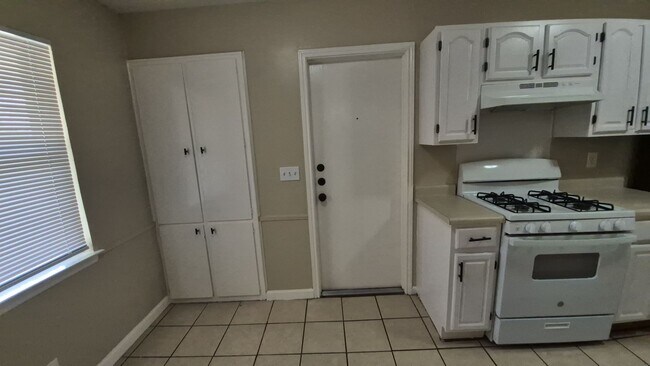 Building Photo - 7102 Glen Point Dr