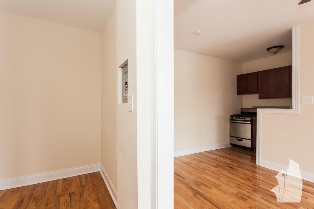Building Photo - 824 W Diversey Pky