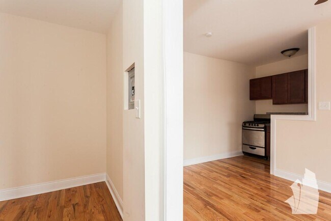 Building Photo - 824 W Diversey Pky