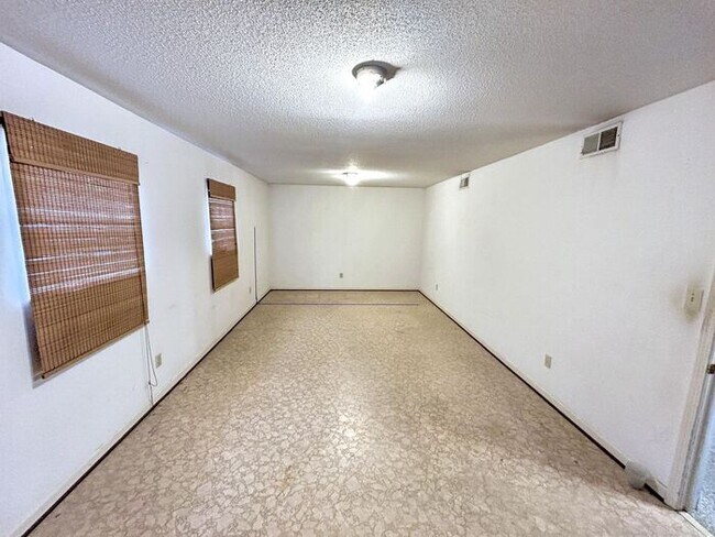 Building Photo - 4-Bedroom Home in a Convenient Location / ...