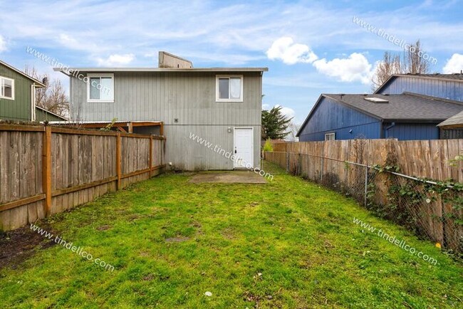 Building Photo - 3 Bedroom Home with New LVP, Fenced Yard & Attached Garage located on Cul-De-Sac!