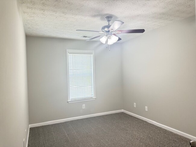 Building Photo - Beautifully Updated 3 BR / 2 BATH in Hampton!