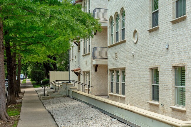 Building Photo - Luxury Highland Park Living
