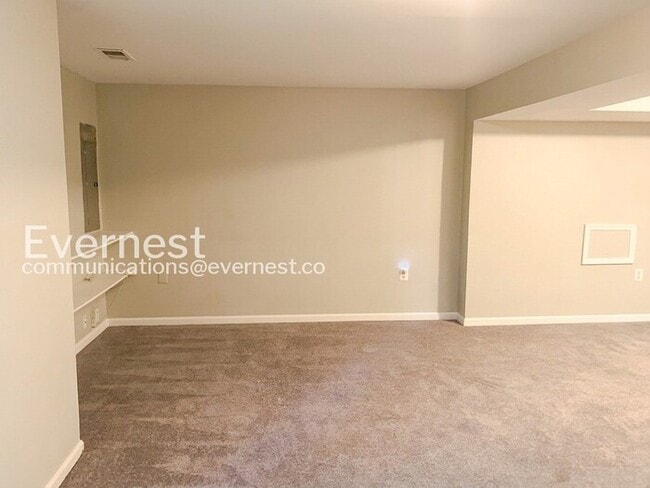 Building Photo - 3 Bed/3.5 Bath Townhome with Fenced Yard / Available Soon!