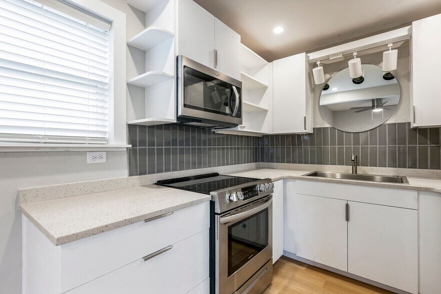 Primary Photo - 811 N Pleasant St