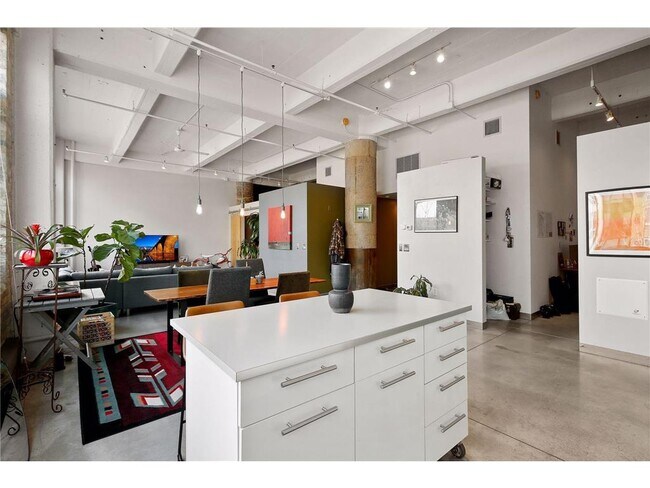 Building Photo - 700 N Washington Ave