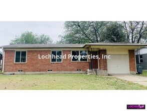 Building Photo - ***MUST SEE**** 3 BEDROOM/1BATH/1 CAR GARA...