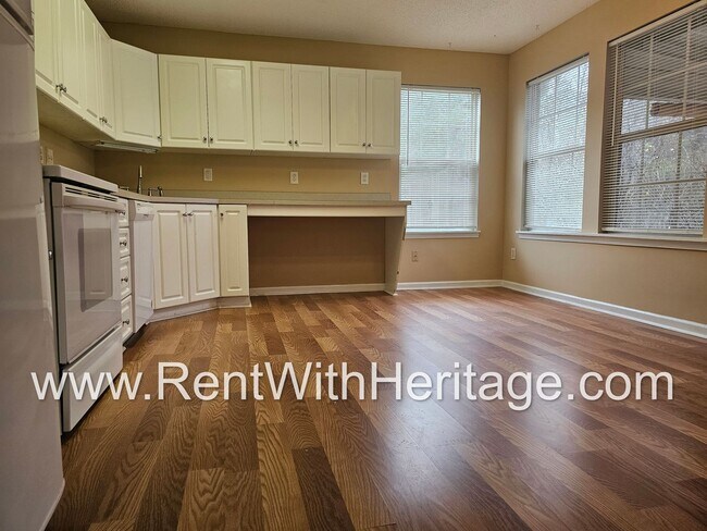 Building Photo - GORGEOUS LAKE VIEW HOME IN POPULAR LAKERIDGE SUBDIVSION! GREAT LOCATION - CLOSE TO EVERYTHING