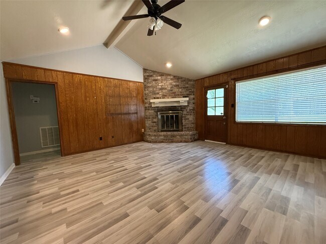Building Photo - 422 Gamewood Dr