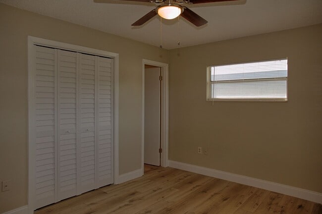 Building Photo - 4 bedroom 2 bath  single-family home in Co...