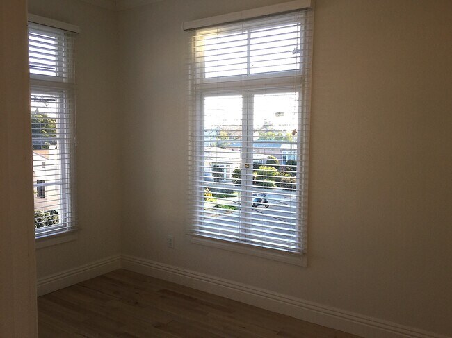 Building Photo - 633 Alma Ave