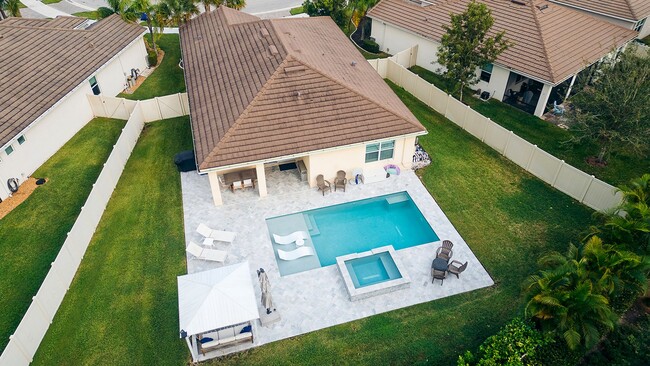 Building Photo - Exquisite 3/2/2 POOL home in Stuart