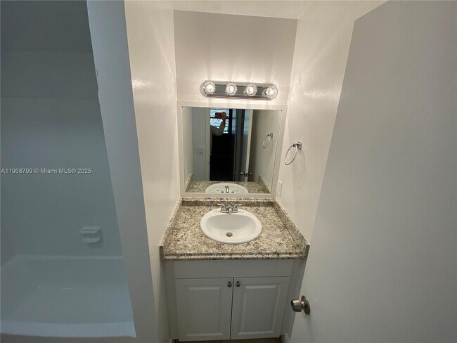 Building Photo - 1237 SW 46th Ave