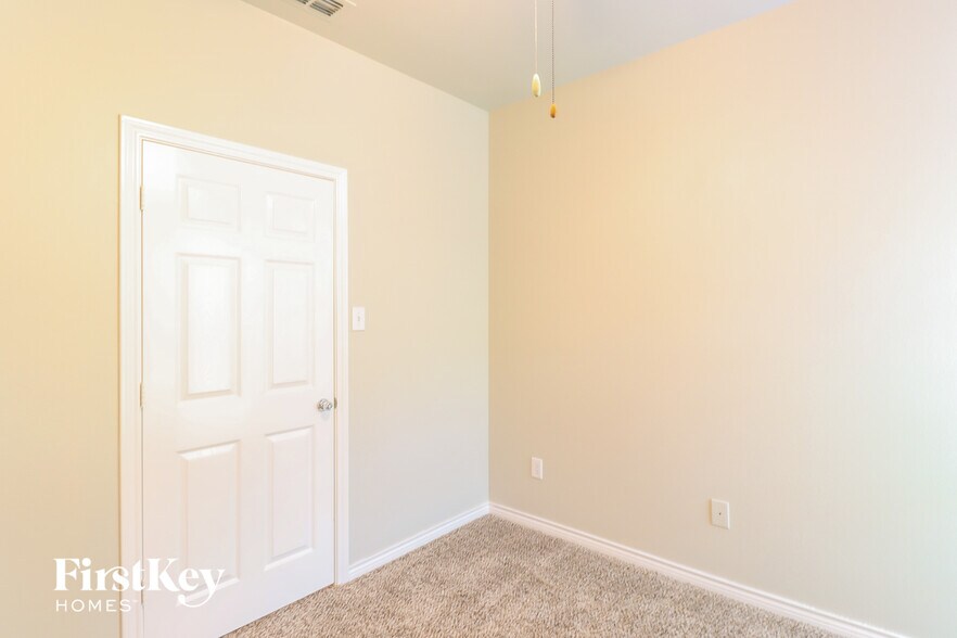 Building Photo - 2204 Reedway Ct